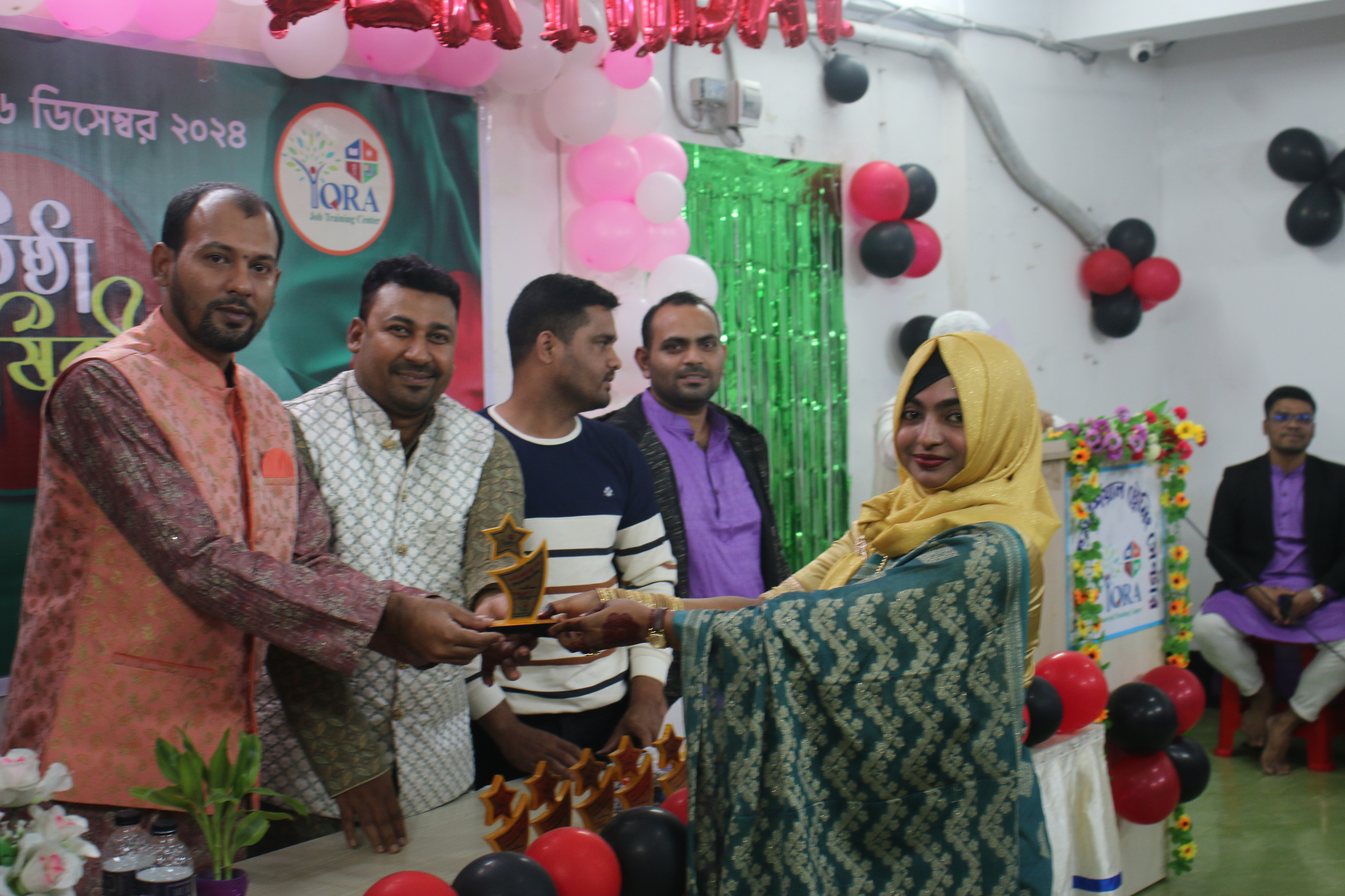 চাকরি প্রাপ্ত শিক্ষার্থীদের সম্মাননা স্মারক প্রদান